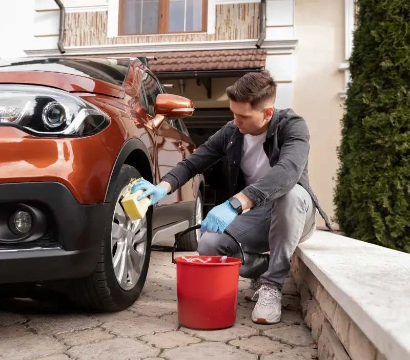 Lavage auto à domicile Les Hôpitaux-Neufs : professionnel intervenant sur un véhicule